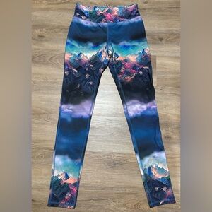 EUC Mountain Print Leggings in Size S